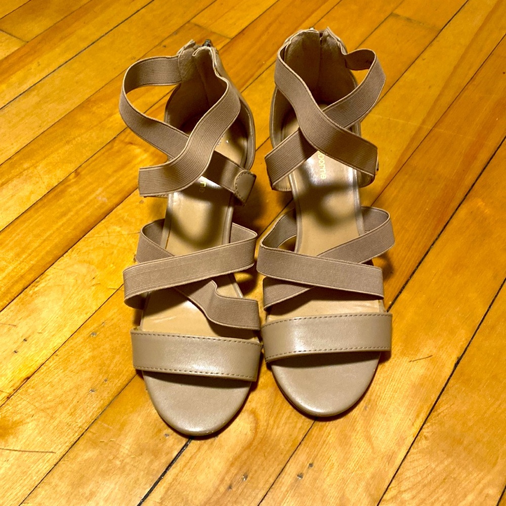 Liz Claiborne tan wedge with elastic and zipper detail
